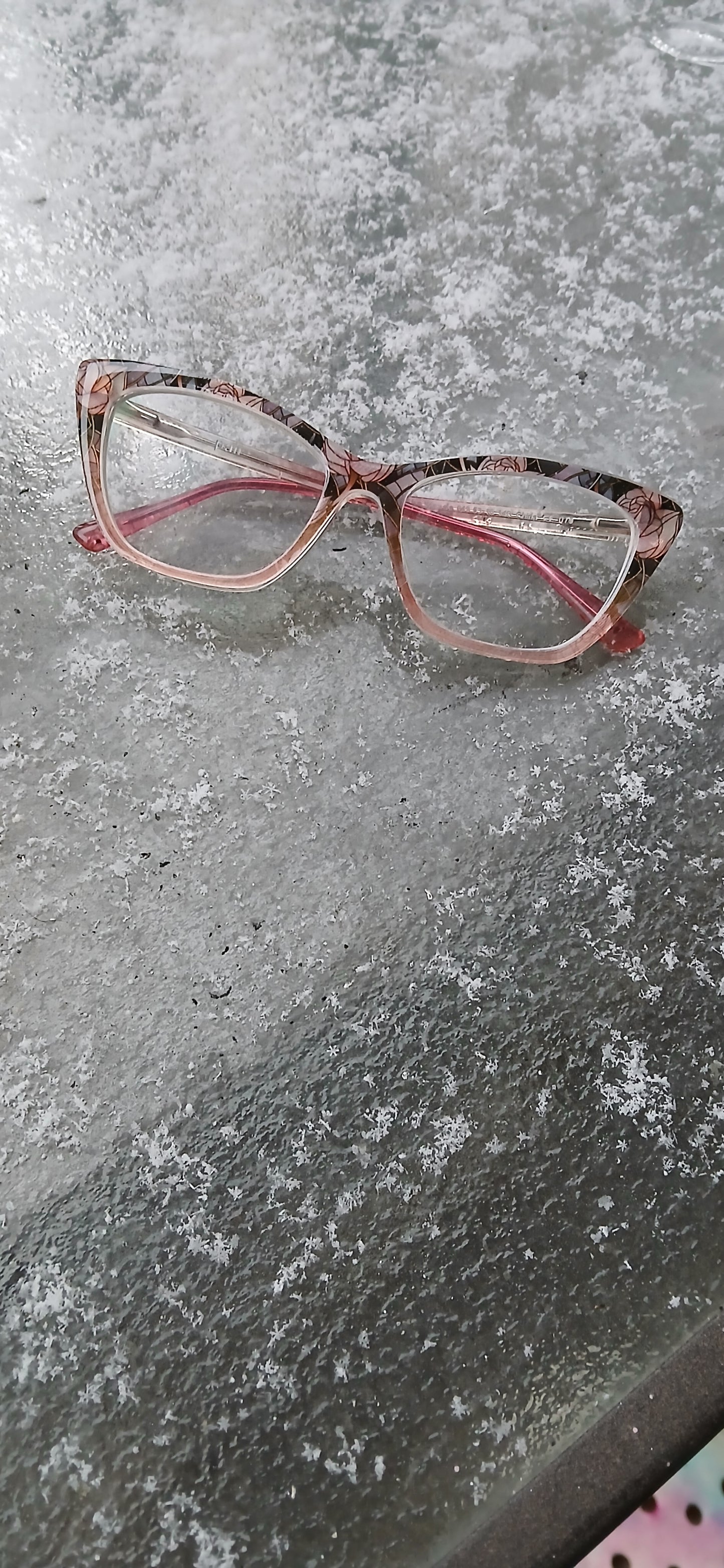 Transparent Stained glass roses with pink topper Can be made in any style.